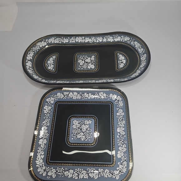 Vintage Smokey Black Glass Leaf Border Set of 2 Trays - Picture 2 of 10
